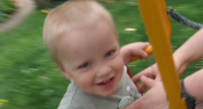 Kleinkind auf Schaukel